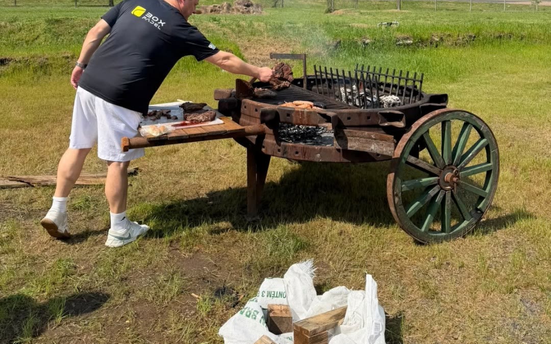 Asado al aire libre en la parrilla de carreta.