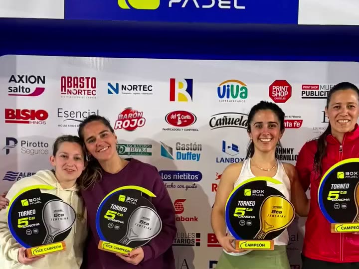 Podio de un torneo con los cheques de premio.