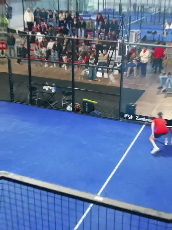 Público mirando un partido desde arriba de la cancha.