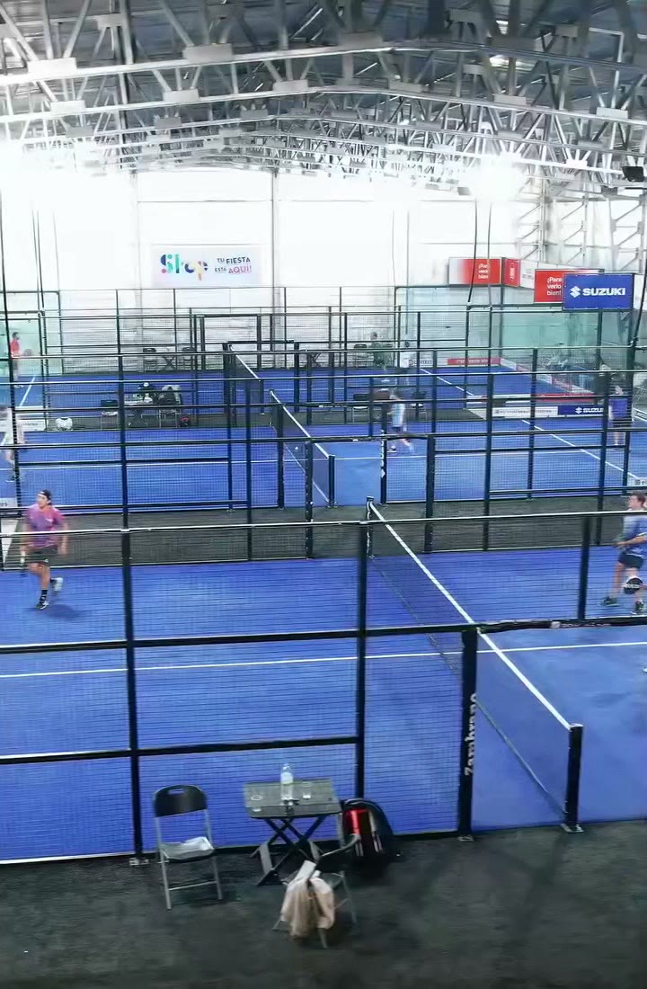 Las canchas bajo el techo de chapa del galpón, iluminadas.
